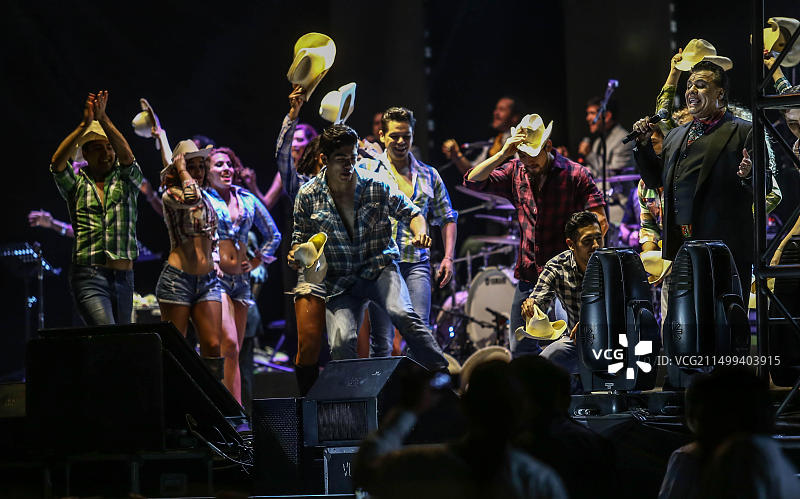 墨西哥流行音乐歌手胡安·加布里埃尔在NOA NOA巡演期间的音乐会之夜图片素材