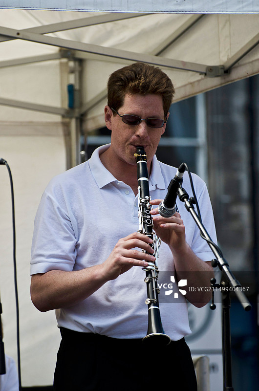 邓肯·赫姆斯托克在爱丁堡爵士蓝调音乐节演奏图片素材