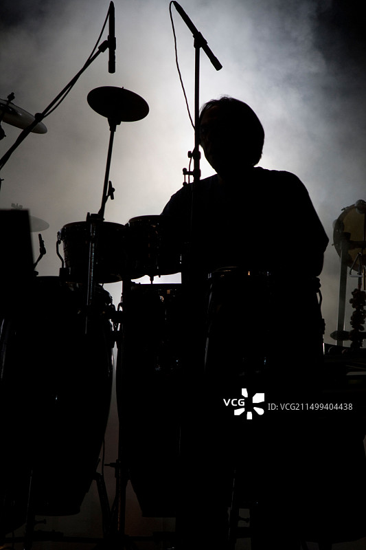 音乐会上打击乐表演者剪影图片素材