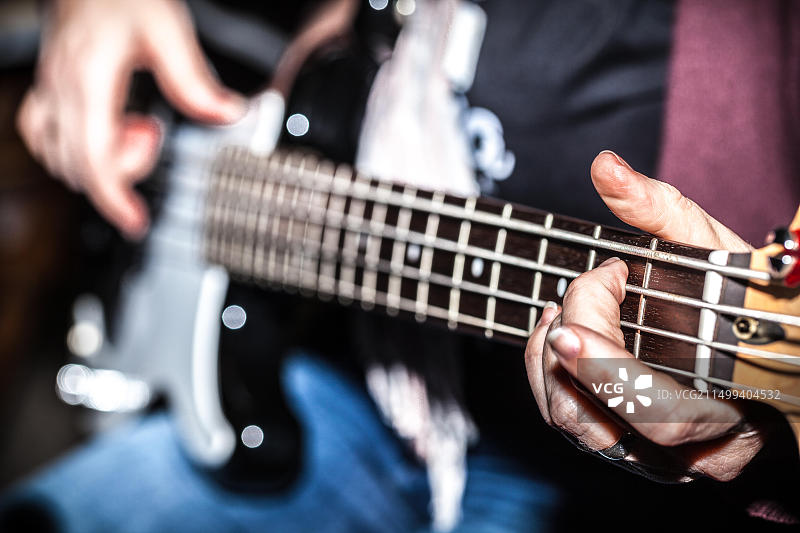 演奏电贝斯的女性音乐家图片素材