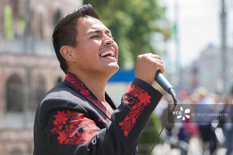 白俄罗斯戈梅利市，2019年7月3日，青年节，街头歌手在街头唱歌，城市音乐家图片素材