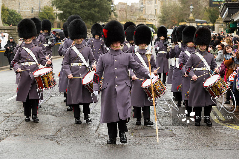 英国温莎城堡卫队换岗仪式上的冷溪卫队军乐队图片素材