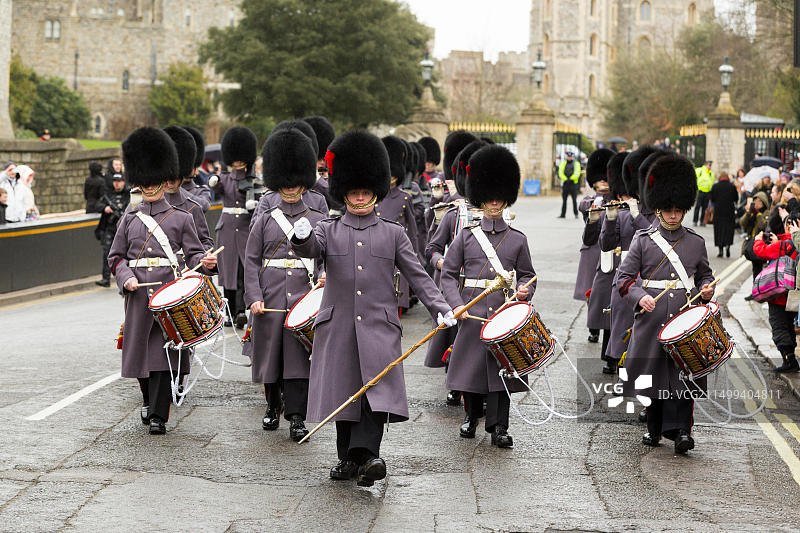 英国温莎城堡卫队换岗仪式上的冷溪卫队军乐队图片素材
