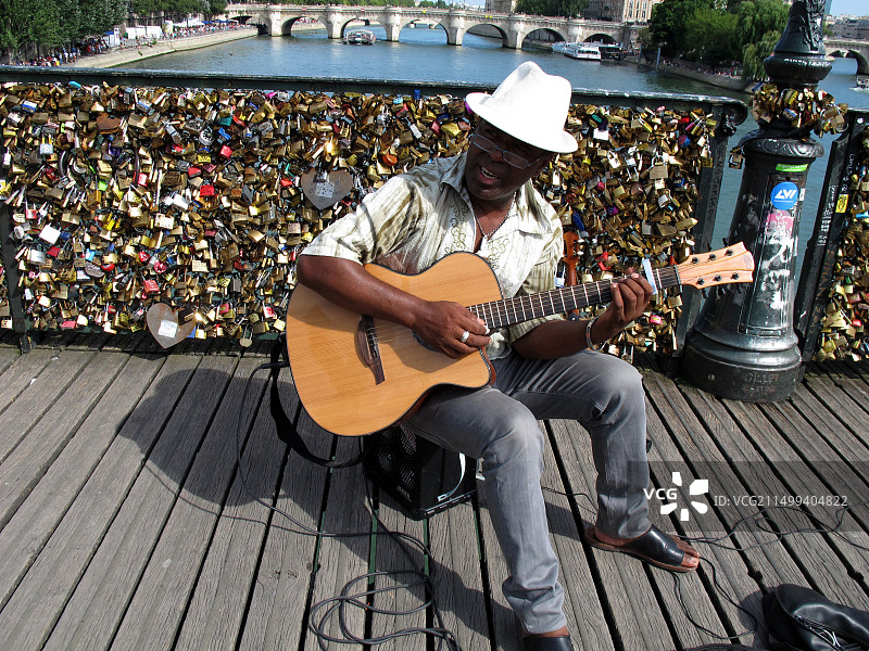 法国巴黎塞纳河艺术桥上的音乐人和爱情锁，新桥图片素材