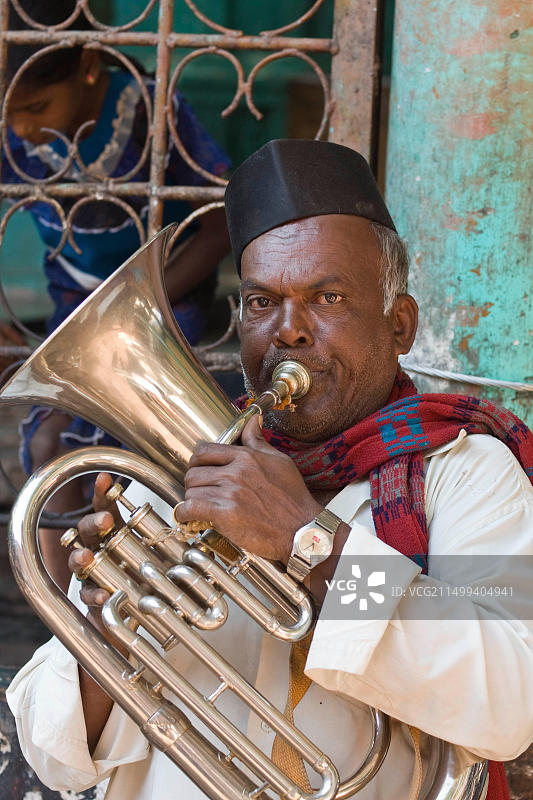 亚洲，印度，卡纳塔克邦，马哈库塔，印度音乐家肖像图片素材