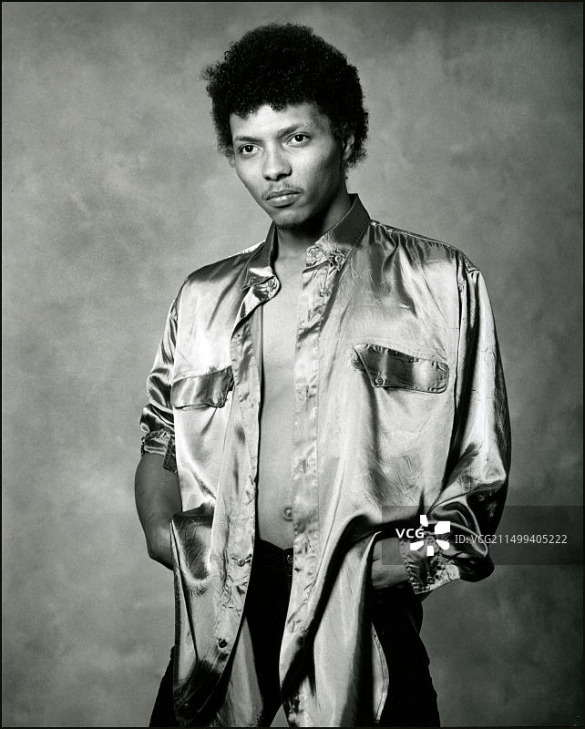 1980年代洛杉矶音乐家伊万·内维尔黑白肖像图片素材