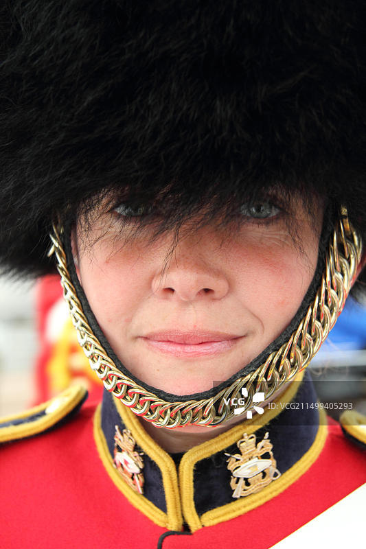 英国德比郡。2013年8月30日。音乐家艾莉森·斯温德尔斯来自卡特里克北约克郡的重骑兵和康布雷乐队，准备在英国德比郡峰区查茨沃斯乡村集市上表演。图片来源：Deborah Vernon/Alamy Live News图片素材