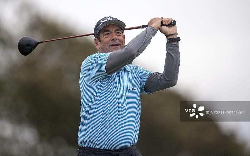 音乐家Huey Lewis在金斯邦高尔夫球场参加比赛图片素材