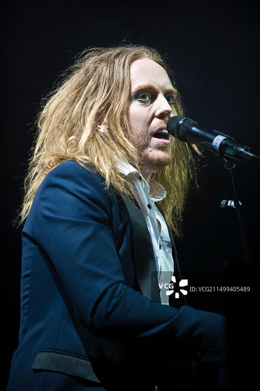 英国威尔士海伊艺术节：喜剧演员兼音乐家蒂姆·明钦与乐队在舞台上表演图片素材