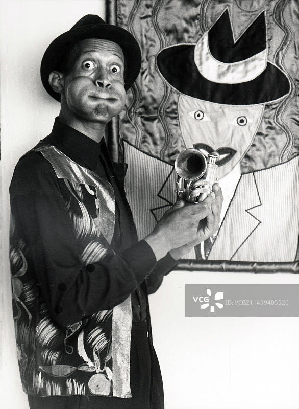 已故小号、爵士音乐家唐·切里的摆拍肖像，1983年摄于纽约布鲁克林。他鼓起腮帮模仿迪兹·吉莱斯皮。我相信这幅作品是他的妻子莫基为唐画的肖像。图片素材