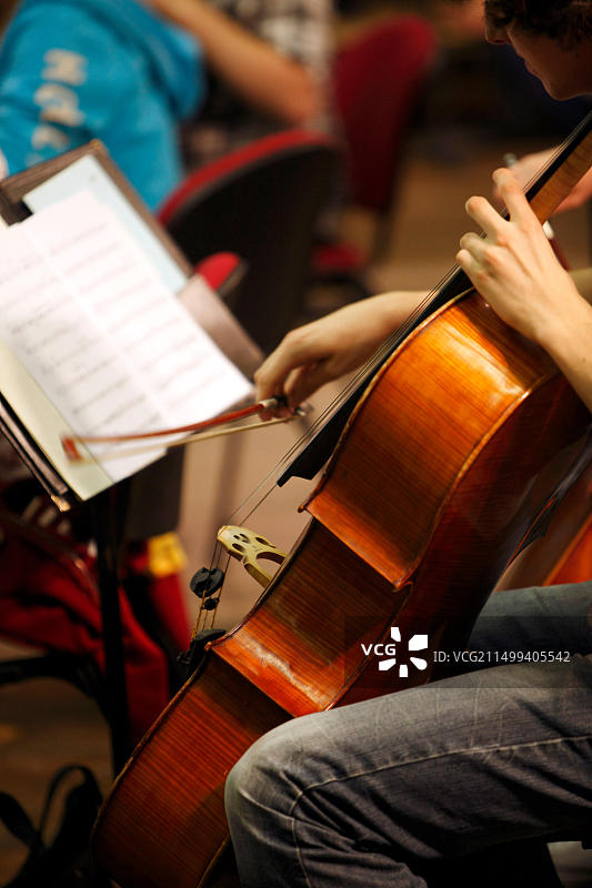 演奏大提琴的音乐家图片素材