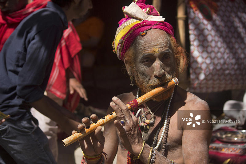库姆梅拉节上的苦行僧吹奏长笛，印度中央邦乌贾因图片素材