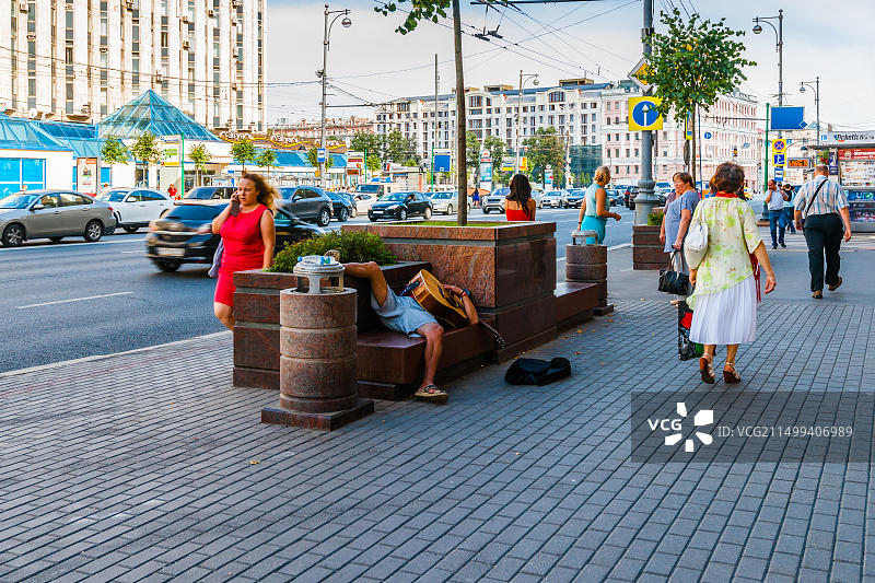 莫斯科特维尔大街长椅上小憩的街头音乐人图片素材