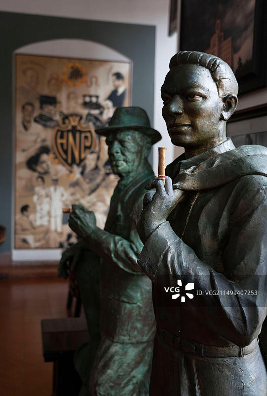 古巴国家酒店：纳·京·科尔与古巴音乐家康派·塞贡多的雕像图片素材