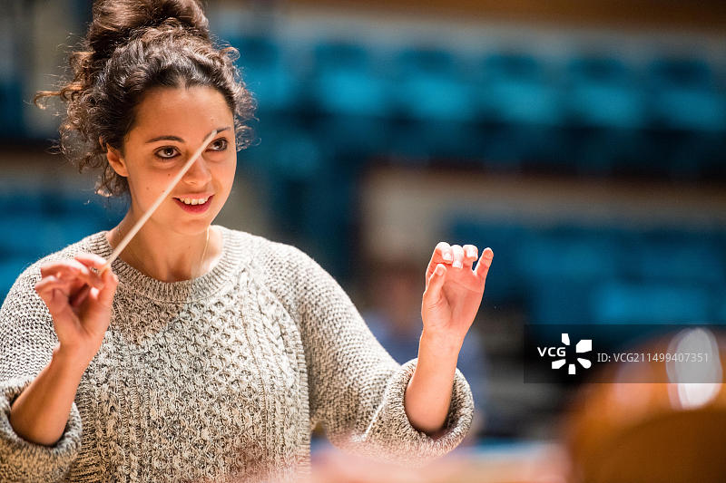 音乐家加布里埃拉·泰申内参加了英国阿伯里斯特威斯音乐节2016年的指挥大师班图片素材