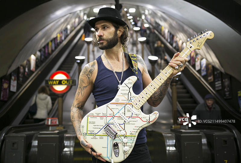 音乐家詹姆斯·布莱克在圣约翰伍德地铁站展示了特别版芬达Stratocaster吉他，该吉他上绘有伦敦地铁地图，以庆祝伦敦交通局和伦敦交通博物馆的交通设计项目图片素材