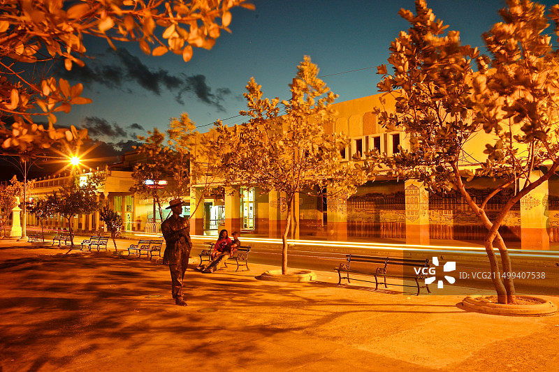 西恩富戈斯普拉多大道上的古巴音乐家本尼·莫尔雕像图片素材