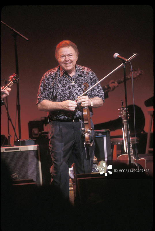 音乐家罗伊·克拉克在现场音乐会上表演图片素材