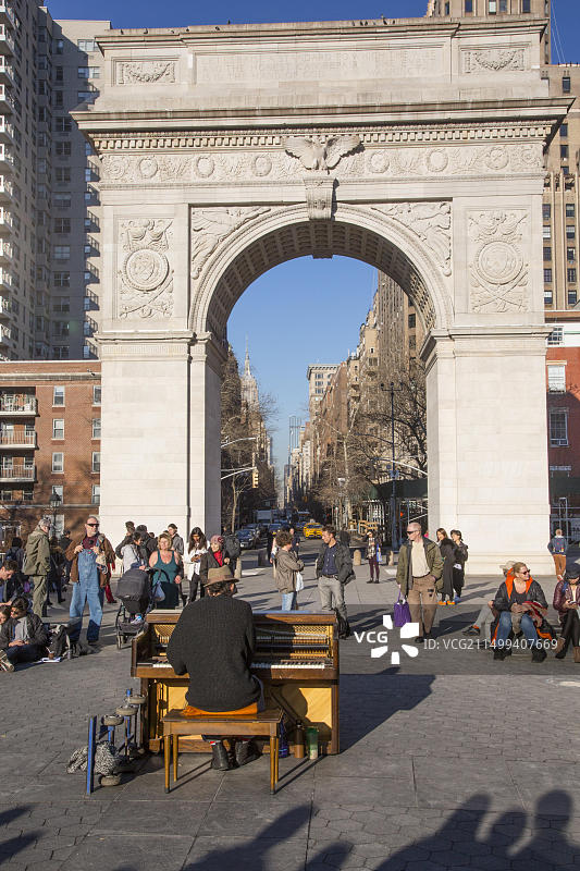 勤劳的街头音乐家在华盛顿广场公园演奏钢琴。纽约市格林威治村，纽约大学。图片素材