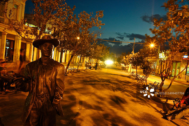 西恩富戈斯普拉多大道上的古巴音乐家本尼·莫尔雕像图片素材