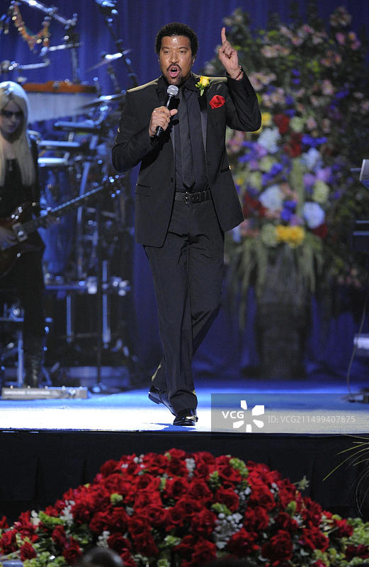 在洛杉矶斯台普斯中心，音乐家莱昂纳尔·里奇在迈克尔·杰克逊的追悼会上进行表演图片素材