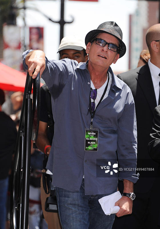 演员查理·辛出席仪式，音乐家Slash在好莱坞星光大道硬石咖啡馆前荣获明星图片素材