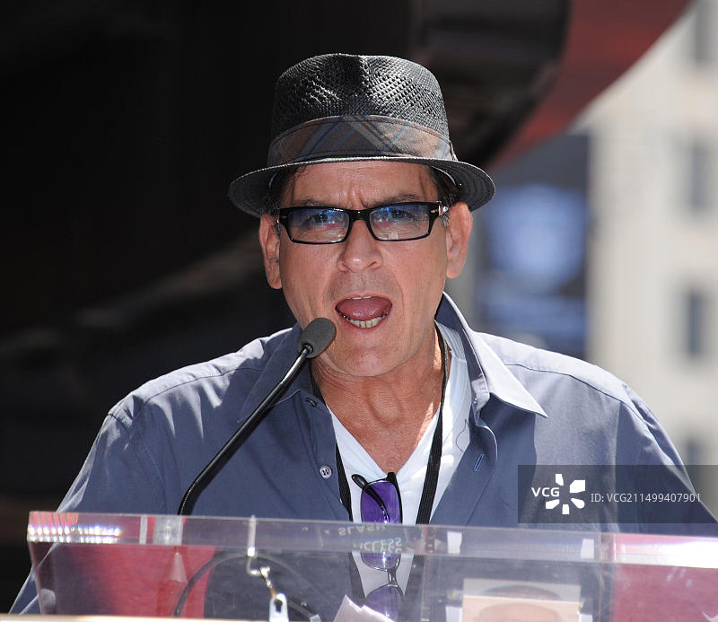 演员查理·辛出席仪式，音乐家Slash在好莱坞星光大道硬石咖啡馆前荣获明星图片素材