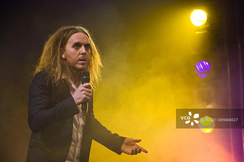 英国威尔士海伊艺术节：喜剧演员兼音乐家蒂姆·明钦与乐队在舞台上表演图片素材