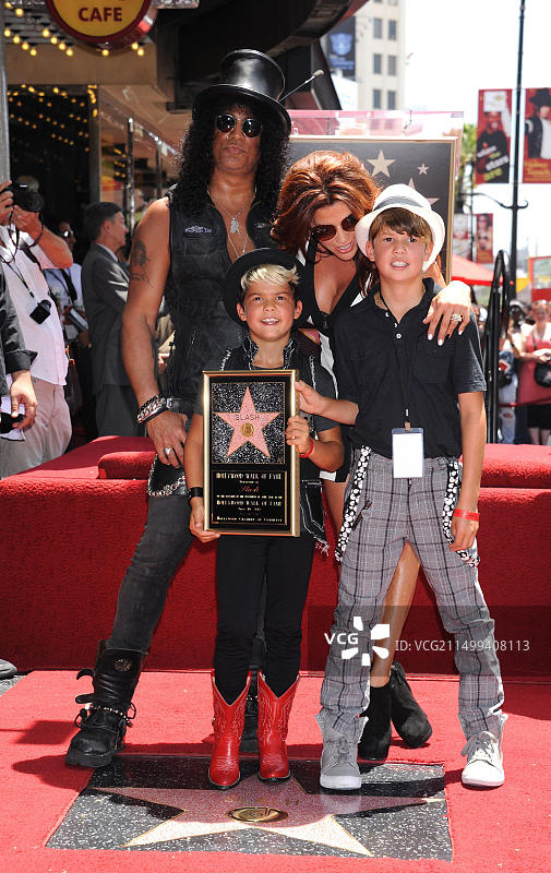 音乐家Slash携妻子佩拉·费拉尔及儿子出席好莱坞星光大道授星仪式图片素材