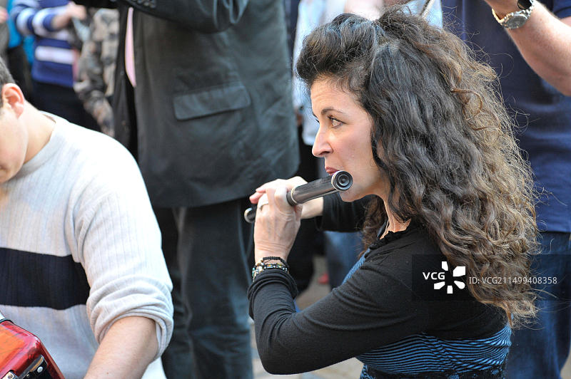 在爱尔兰年度传统和民间音乐节期间，一位音乐家在市政厅广场上进行了即兴表演图片素材