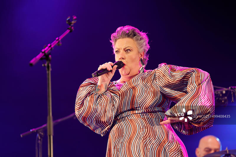 里摩日,法国。2023年11月16日。卡兹·霍金斯在法国利摩日举行的Eclats d 'Email爵士音乐节的开幕音乐会上。爱尔兰歌手兼音乐家卡兹·霍金斯以一场音乐会拉开了节日的序幕，她在这里表达了她多元多彩的宇宙，表达强烈情感的简单语言，与她个性相匹配的艺术宇宙，可爱而自由。情感，声音力量，深沉的歌词，幽默，构成了卡兹霍金斯的风格。在利摩日歌剧院举行的音乐会一开始，观众就被征服了，热情高涨。卡兹·霍金斯给我们上了一堂关于韧性和救赎的课图片素材