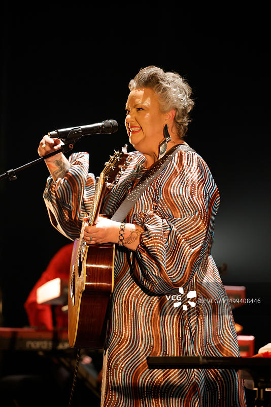 里摩日,法国。2023年11月16日。卡兹·霍金斯在法国利摩日举行的Eclats d 'Email爵士音乐节的开幕音乐会上。爱尔兰歌手兼音乐家卡兹·霍金斯以一场音乐会拉开了节日的序幕，她在这里表达了她多元多彩的宇宙，表达强烈情感的简单语言，与她个性相匹配的艺术宇宙，可爱而自由。情感，声音力量，深沉的歌词，幽默，构成了卡兹霍金斯的风格。在利摩日歌剧院举行的音乐会一开始，观众就被征服了，热情高涨。卡兹·霍金斯给我们上了一堂关于韧性和救赎的课图片素材