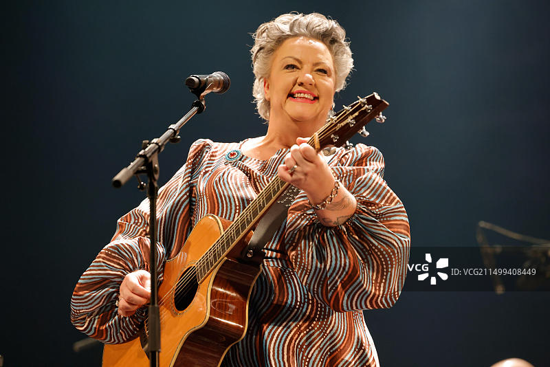 里摩日,法国。2023年11月16日。卡兹·霍金斯在法国利摩日举行的Eclats d 'Email爵士音乐节的开幕音乐会上。爱尔兰歌手兼音乐家卡兹·霍金斯以一场音乐会拉开了节日的序幕，她在这里表达了她多元多彩的宇宙，表达强烈情感的简单语言，与她个性相匹配的艺术宇宙，可爱而自由。情感，声音力量，深沉的歌词，幽默，构成了卡兹霍金斯的风格。在利摩日歌剧院举行的音乐会一开始，观众就被征服了，热情高涨。卡兹·霍金斯给我们上了一堂关于韧性和救赎的课图片素材