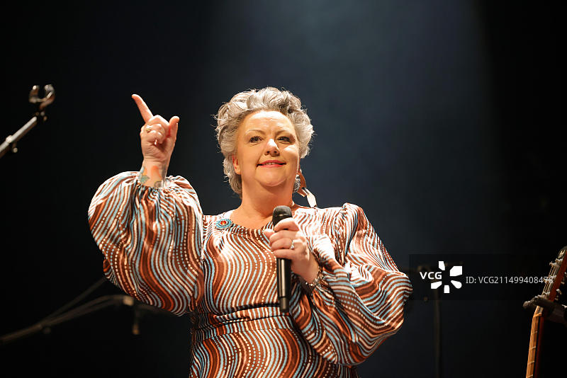里摩日,法国。2023年11月16日。卡兹·霍金斯在法国利摩日举行的Eclats d 'Email爵士音乐节的开幕音乐会上。爱尔兰歌手兼音乐家卡兹·霍金斯以一场音乐会拉开了节日的序幕，她在这里表达了她多元多彩的宇宙，表达强烈情感的简单语言，与她个性相匹配的艺术宇宙，可爱而自由。情感，声音力量，深沉的歌词，幽默，构成了卡兹霍金斯的风格。在利摩日歌剧院举行的音乐会一开始，观众就被征服了，热情高涨。卡兹·霍金斯给我们上了一堂关于韧性和救赎的课图片素材