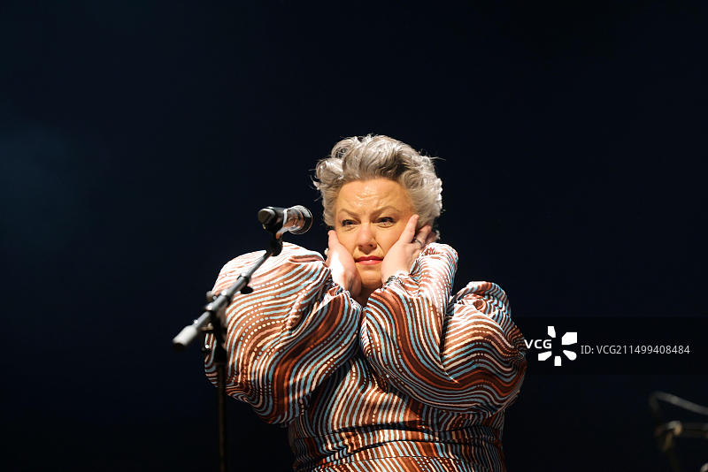 里摩日,法国。2023年11月16日。卡兹·霍金斯在法国利摩日举行的Eclats d 'Email爵士音乐节的开幕音乐会上。爱尔兰歌手兼音乐家卡兹·霍金斯以一场音乐会拉开了节日的序幕，她在这里表达了她多元多彩的宇宙，表达强烈情感的简单语言，与她个性相匹配的艺术宇宙，可爱而自由。情感，声音力量，深沉的歌词，幽默，构成了卡兹霍金斯的风格。在利摩日歌剧院举行的音乐会一开始，观众就被征服了，热情高涨。卡兹·霍金斯给我们上了一堂关于韧性和救赎的课图片素材