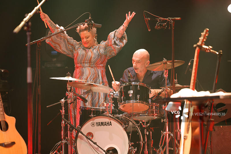 里摩日,法国。2023年11月16日。卡兹·霍金斯在法国利摩日举行的Eclats d 'Email爵士音乐节的开幕音乐会上。爱尔兰歌手兼音乐家卡兹·霍金斯以一场音乐会拉开了节日的序幕，她在这里表达了她多元多彩的宇宙，表达强烈情感的简单语言，与她个性相匹配的艺术宇宙，可爱而自由。情感，声音力量，深沉的歌词，幽默，构成了卡兹霍金斯的风格。在利摩日歌剧院举行的音乐会一开始，观众就被征服了，热情高涨。卡兹·霍金斯给我们上了一堂关于韧性和救赎的课图片素材