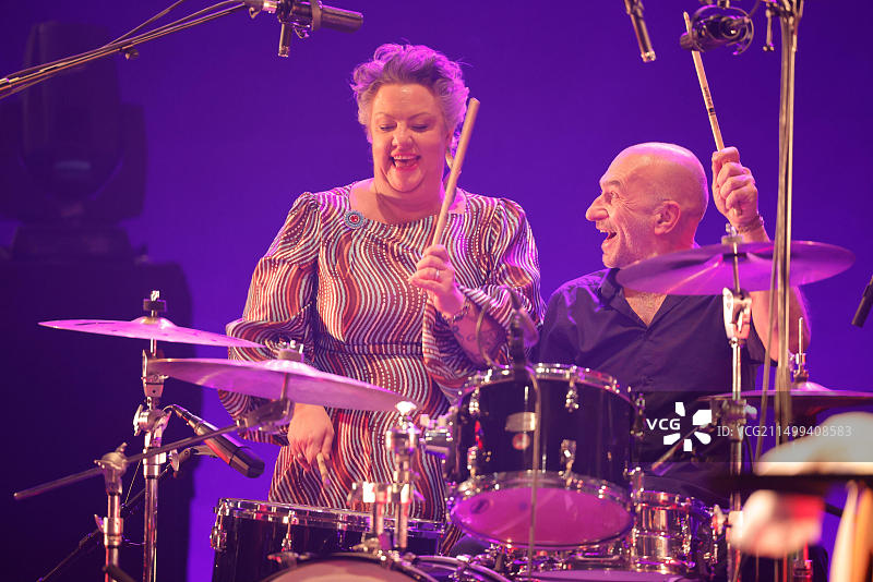 里摩日,法国。2023年11月16日。卡兹·霍金斯在法国利摩日举行的Eclats d 'Email爵士音乐节的开幕音乐会上。爱尔兰歌手兼音乐家卡兹·霍金斯以一场音乐会拉开了节日的序幕，她在这里表达了她多元多彩的宇宙，表达强烈情感的简单语言，与她个性相匹配的艺术宇宙，可爱而自由。情感，声音力量，深沉的歌词，幽默，构成了卡兹霍金斯的风格。在利摩日歌剧院举行的音乐会一开始，观众就被征服了，热情高涨。卡兹·霍金斯给我们上了一堂关于韧性和救赎的课图片素材