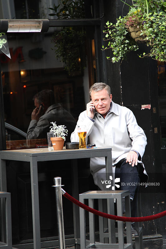 Madness乐队主唱兼词曲作者格雷厄姆·麦克弗森（艺名Suggs）于2014年3月18日在伦敦喝啤酒。音乐家、电台主持人、演员图片素材