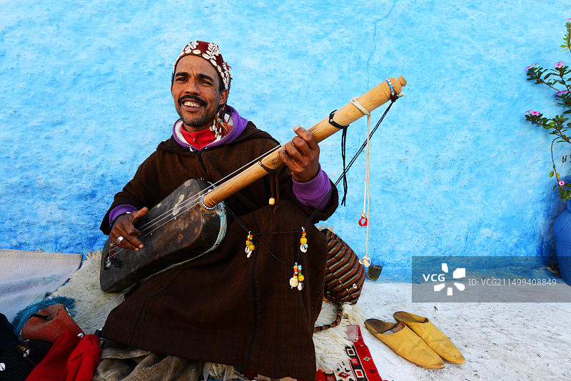 在拉巴特城堡演奏辛提琴的格纳瓦音乐家图片素材