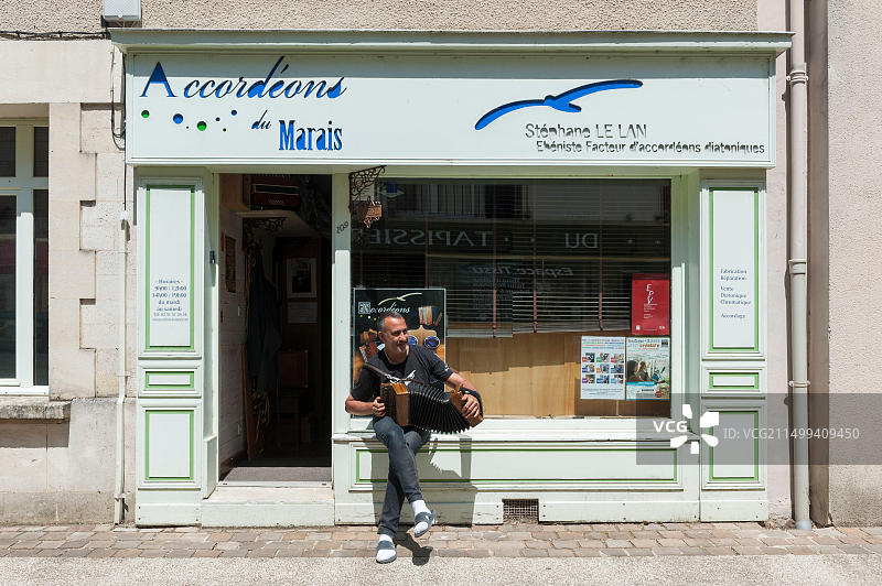 法国旺代丰特奈勒孔特：手风琴制造商Stephane Le Lan图片素材