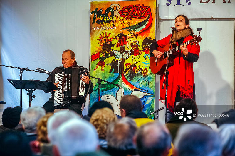 意大利艾米利亚罗马涅圣阿尔坎杰洛圣马蒂诺集市故事讲述者节:Lisetta Lucchini和手风琴大师Mauro Volpini图片素材