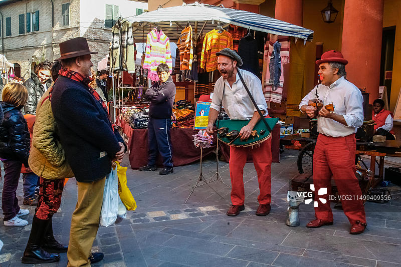 意大利艾米利亚-罗马涅圣阿尔坎杰洛圣马蒂诺集市：费利切·潘托内和阿尔贝托·贝托里尼：乔和卡西米罗图片素材