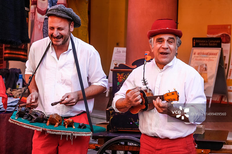 意大利艾米利亚-罗马涅圣阿尔坎杰洛圣马蒂诺集市：费利切·潘托内和阿尔贝托·贝托里尼：乔和卡西米罗图片素材