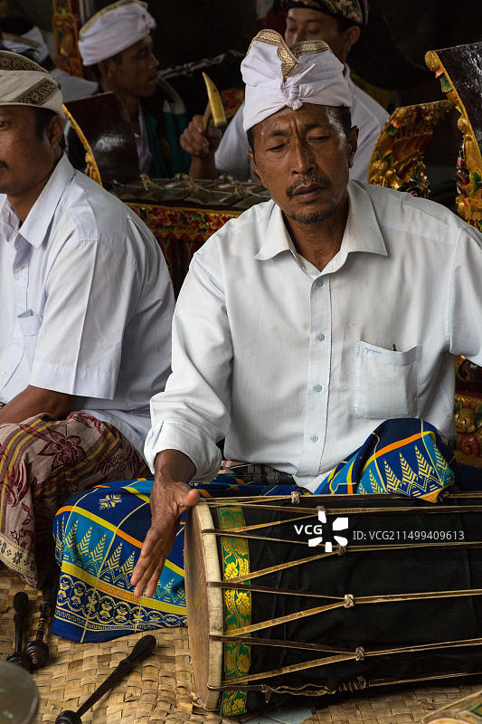 印度尼西亚巴厘岛贾迪路维，伽美兰乐队中的鼓手，Luhur Bhujangga Waisnawa印度教寺庙图片素材