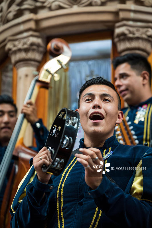 在墨西哥瓜纳华托市场上娱乐大众的吟游诗人图片素材