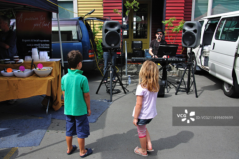 在新西兰坎特伯雷班克斯半岛利特尔顿农贸市场上的音乐家图片素材