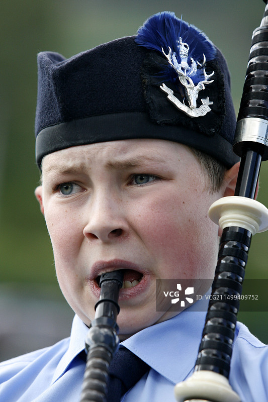 苏格兰德拉姆纳德罗希特布莱尔贝格公园的苏格兰风笛比赛图片素材