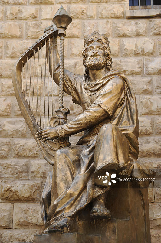 以色列大卫王（公元前1040-970年）弹奏竖琴雕像，位于大卫王墓入口附近，锡安山，耶路撒冷，以色列图片素材