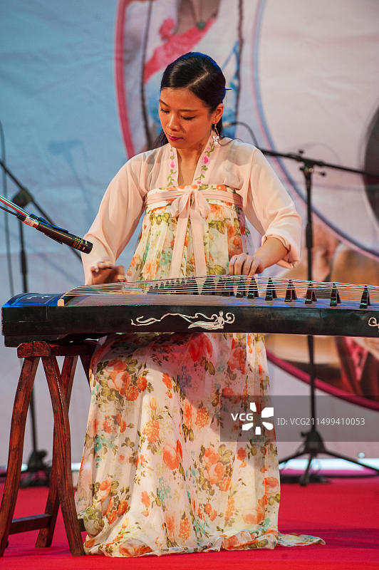 意大利都灵Lingotto展览中心东方节，中国古筝演奏图片素材