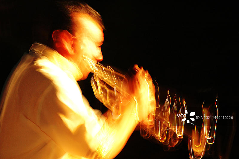 音乐家在舞台上现场演奏的身体动作和彩色条纹图片素材